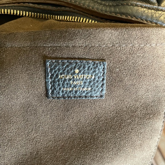 Louis Vuitton Mahina hobo bag. - Picture 6 of 11